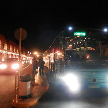 バスはここから出ています。