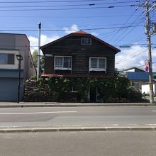 入り口がぶどうの木で覆われていました