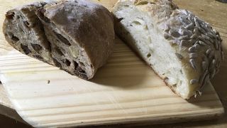 ぶどうの木に覆われた、美味しいパン屋さん