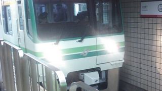 2016年12月17日の勾当台公園22時48分発富沢行き～仙台光のページェント期間中ですが、夜遅い時間帯の為、先頭車両を除き比較的空いています～