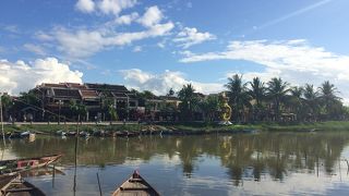 夜は灯籠流しができる川。