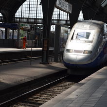 駅構内、入線するフランス高速鉄道