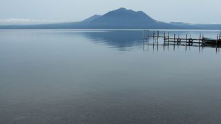 広くて静かな湖