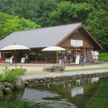 レストランと池