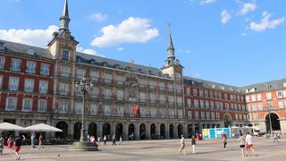 首都の中心広場としては、少しさびしいかもしれないです。