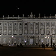 夜のオリエンテ広場から見た王宮