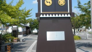 道端にぽつんと立っているからくり時計