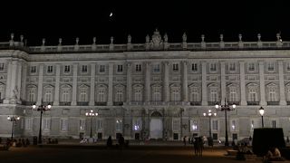 昼の喧噪がうそのようです。