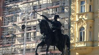 広場の中央にある