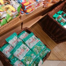 店頭にはいろんな北海道のお菓子がならんでいます
