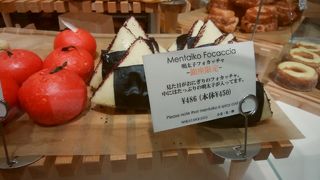 個性的な形のパンなど販売