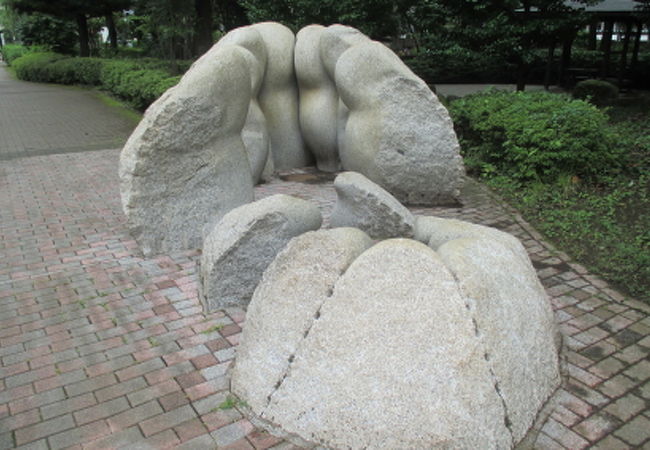 石の造形が面白いです。