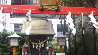 電気ビルの線路側にあります