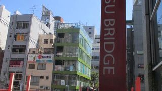 現代的な橋です