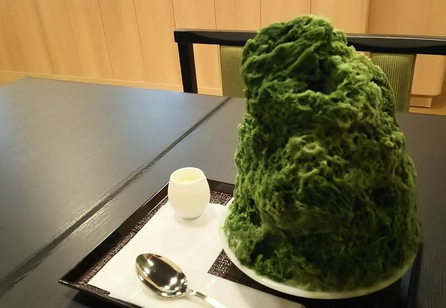 盛りのよい抹茶かき氷。