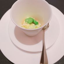 枝豆の色が鮮やかウニのソースが隠れています
