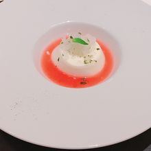 パンナコッタにスイカソース、ミントと塩のかき氷を載せて