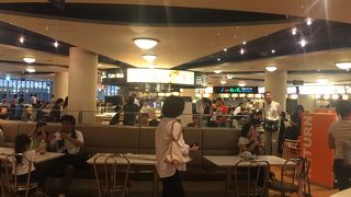 4人掛けのテーブルに1人、、、