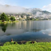 バート地区から湖を散歩しドルフ方面や山を眺めました。霧が晴れて景色が変わりました。