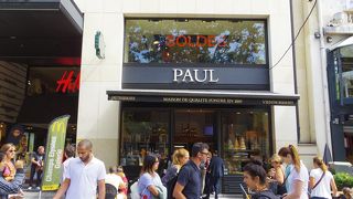 日本だと高級パン屋さんだけど、パリでは普通のパン屋さん？　シャンゼリゼのテラスで食事という夢を実現しやすい（笑）