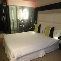 モダンなお部屋です。シャワーブールがガラス張りです。