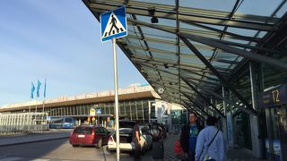 空港への鉄道が運休でタクシーで空港まで行きました。中央駅から空港まで約20分、43ユーロでした。