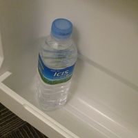 ミネラルウオーターが付いてきます。