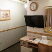 大きなテレビがあります。