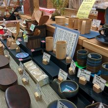 全体的に商品は手に取って確かめられるように展示してある