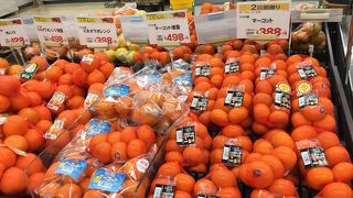 沖縄の名物もじゅーしーもあります　果物もたくさん