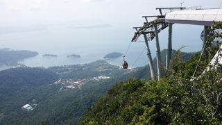 結構な急斜面を昇ります