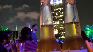 エンパイアを間近にみながら乾杯できるルーフトップバー