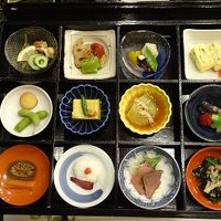 夕食の先付けが１２種類も