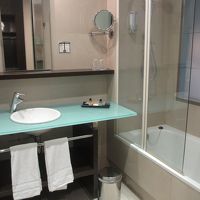 バスルームの壁がガラスで夜中はベットルームがまぶしい