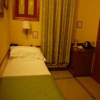 シングルはかなり狭いけど電気ポットあり