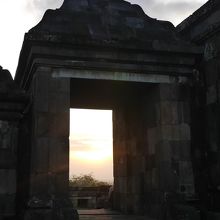 石の門に架かる夕日が美しいです