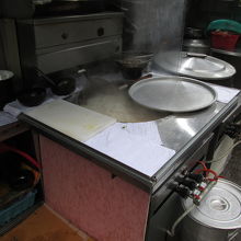 お店の外に鍋で煮ています。