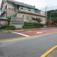 バスに乗って右側に見える寺の入り口です。