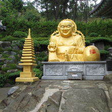 本堂の横にある像です。