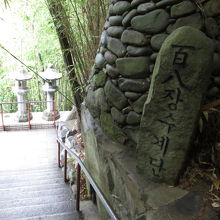 行きは下りですが、帰りは階段を登ります。