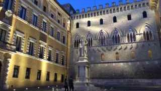 夜はライトアップされていました