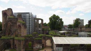 修復中のローマ遺跡