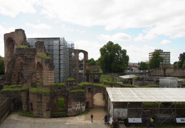 修復中のローマ遺跡