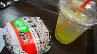 24時間営業のファーストフード店