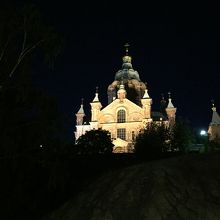 暗闇に浮かぶライトアップされたウスペンスキー寺院