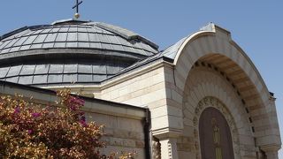 屋根の十字架が風見鶏風