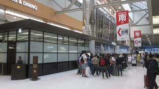 保安検査場に優先レーンがありました