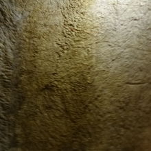 ろうそくの明かりとススでイエスの姿が壁に残る