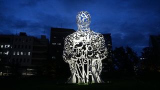 厚い芝生で覆われて、中央には巨大な現代アートが鎮座