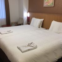 シモンズのセミダブルベッドが2台。